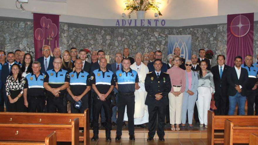 Los agentes distinguidos por sus años de servicio posan en la iglesia de San Fernando de Maspalomas.   | | LP/DLP