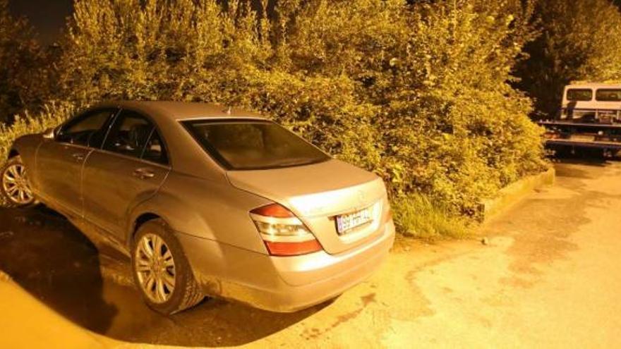El coche de alta gama del médico secuestrado en Portugal estaba aparcado cerca de la zona de la Farola en Redondela.  // Ricardo Grobas