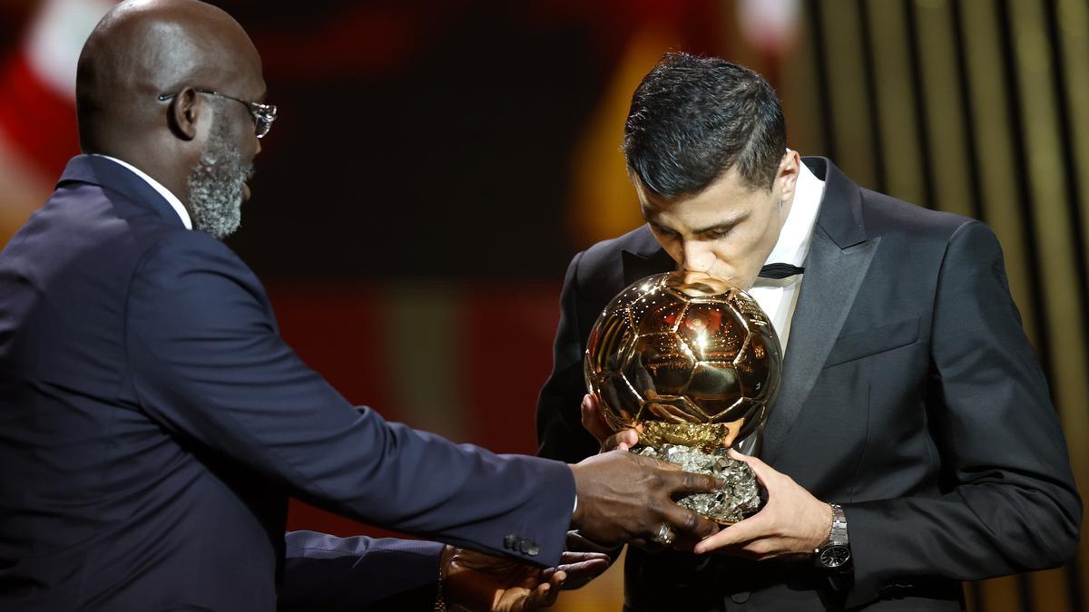 Rodri Hernández besa el Balón de Oro que recibió de manos de George Weah.