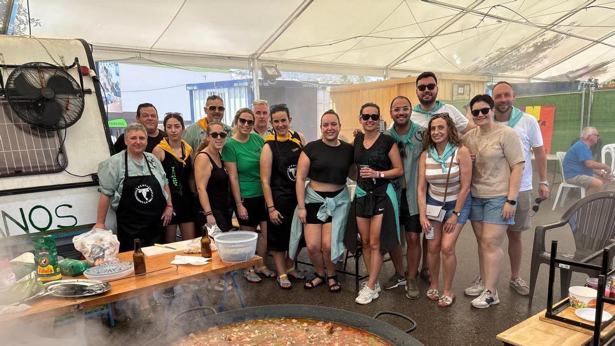 La alcaldesa, Tania Baños, y varios concejales del equipo de gobierno, en una de las peñas participantes en el concurso de paellas.