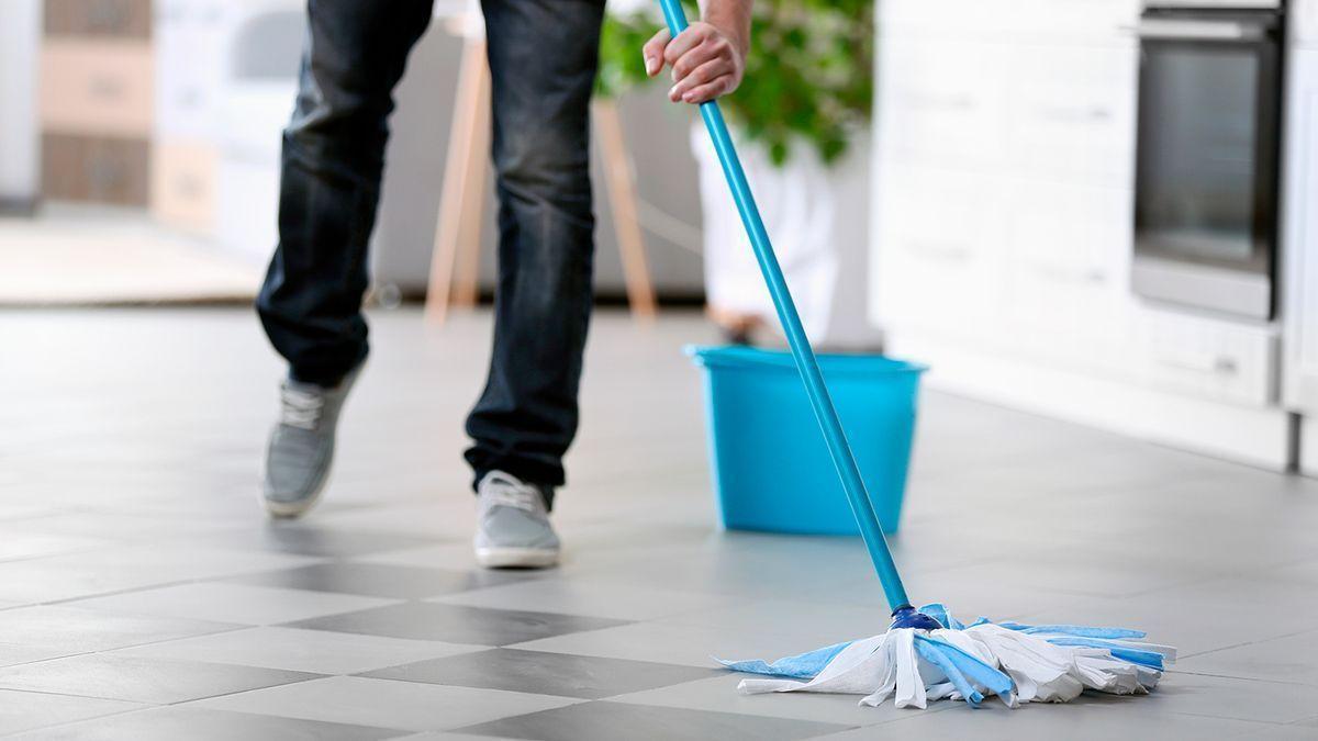 El truco viral en redes para limpiar el suelo en casa