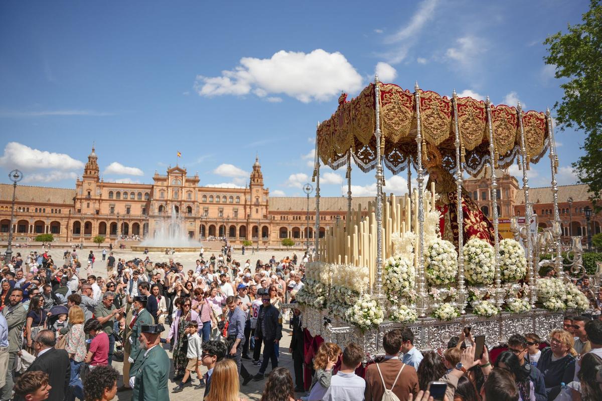 La hermandad de Santa Genoveva a su paso por la Plaza de España el Lunes Santo.