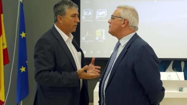 El conseller Climent conversa con el asesor de Comercio de Alicante, Pedro de Gea, ayer en València
