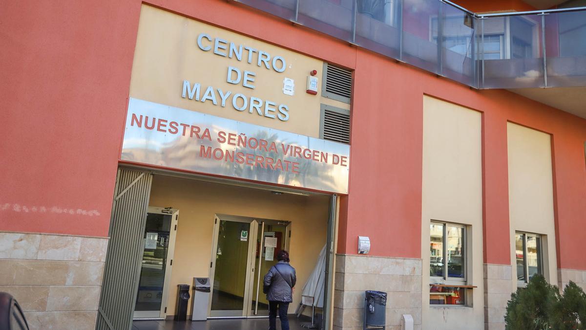 Entrada al Centro de Mayores &quot;Nuestra Señora Virgen de Monserrate&quot; de Orihuela