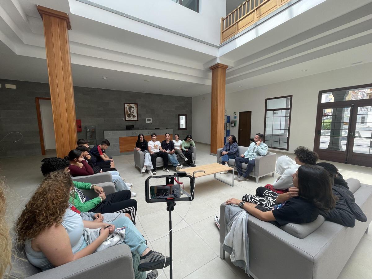El alumnado del CEO Tunte presenta los resultados del informe a los concejales de San Bartolomé de Tirajana.