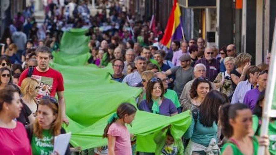 Sindicatos, padres y alumnos salen a la calle en defensa de la enseñanza pública