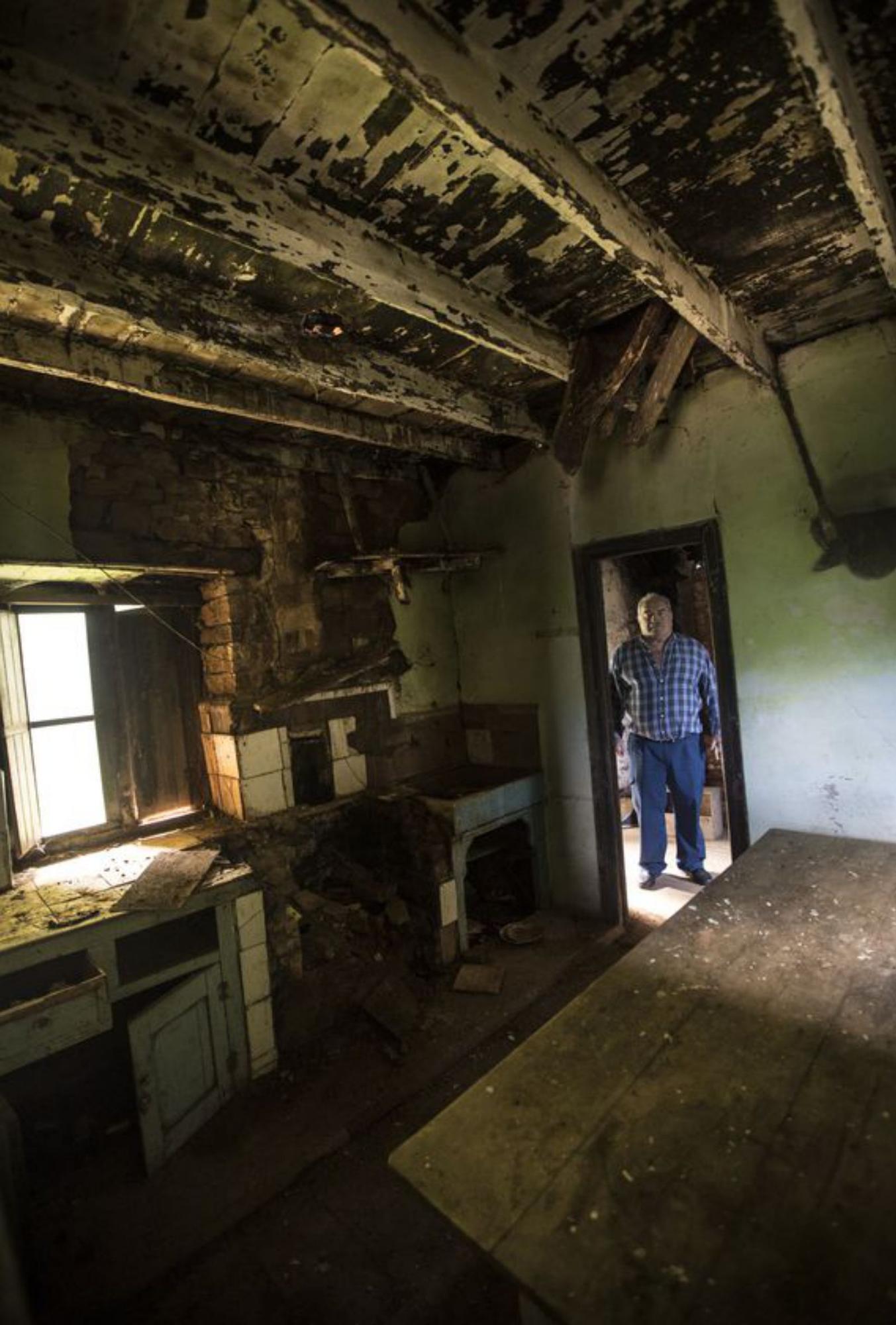 Interior de Casa Norio en San Adriano que han sido saqueadas desde que se abandonó el pueblo.