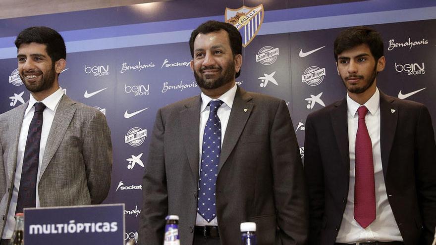 El jeque y sus hijos, posando en la sala de prensa de La Rosaleda años atrás