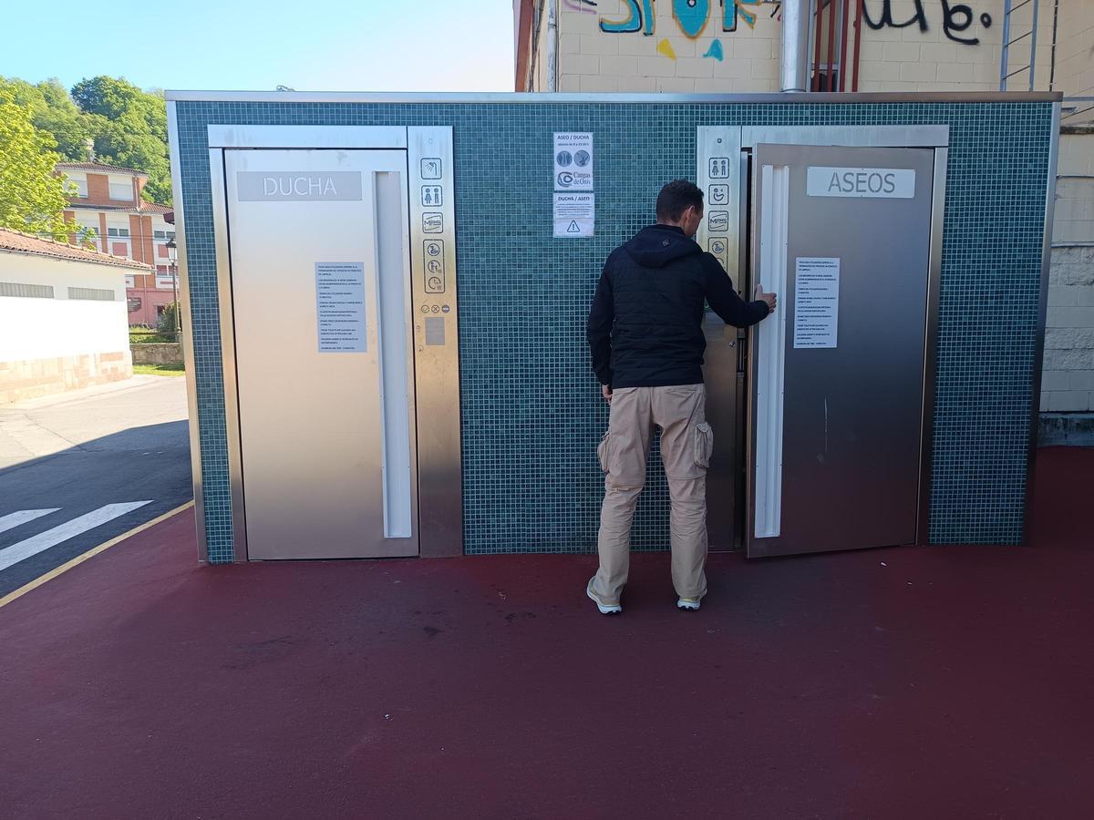 Un usuario junto a los nuevos servicios públicos de Cangas de Onís.