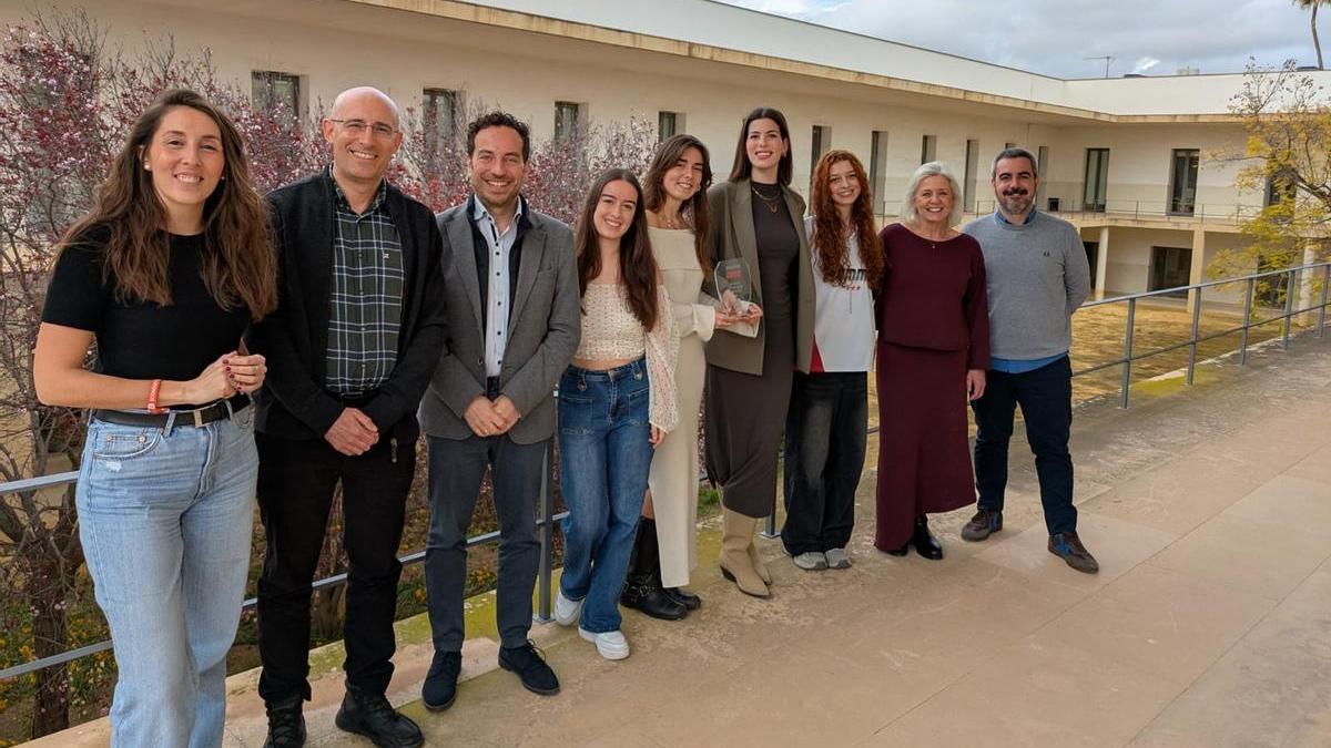 Jareño, García Escrivá, Ruiz, Navarrete, Pérez, García, Lara, Tolosa i Vizcaíno, de izquierda a derecha, en el edificio del Rectorat.