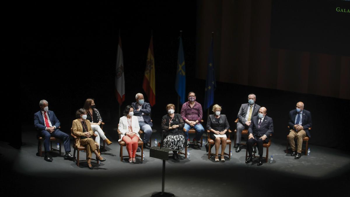 Entrega de honores y distinciones de Gijón en el teatro Jovellanos