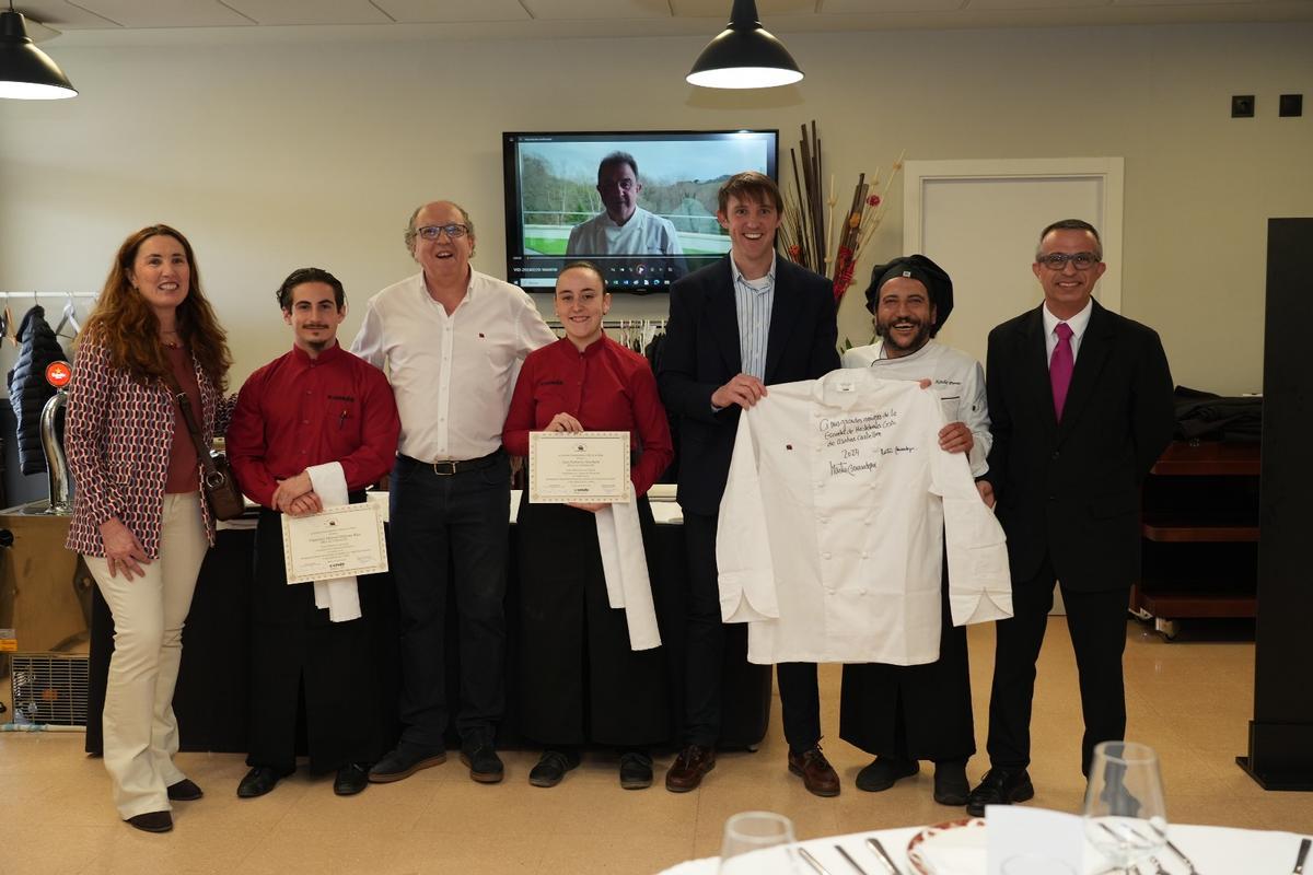 Los premiados, con el director de Hosteleria, el presidente de L'Olla de la Plana, y sus tutores.