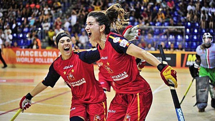 Aina Florenza y Laura Puigdueta celebran uno de los goles que dieron el triunfo a España.
