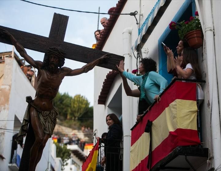Alicante se vuelca con la procesión de Santa Cruz