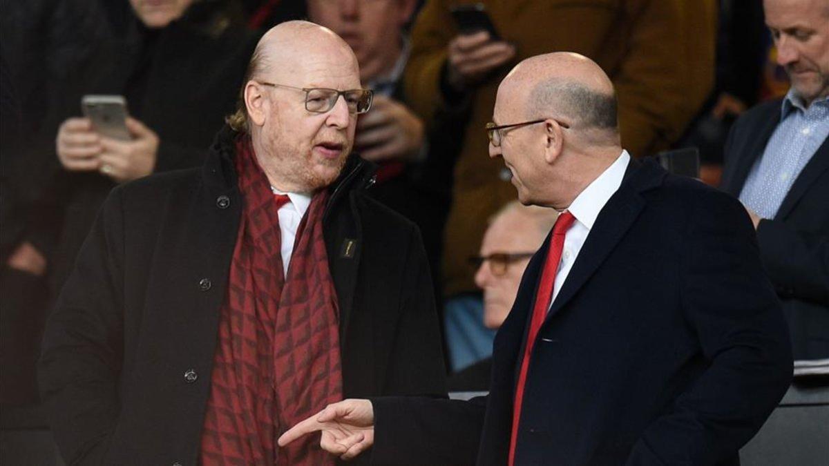 Avram y Joel Glazer, durante un partido del Manchester United