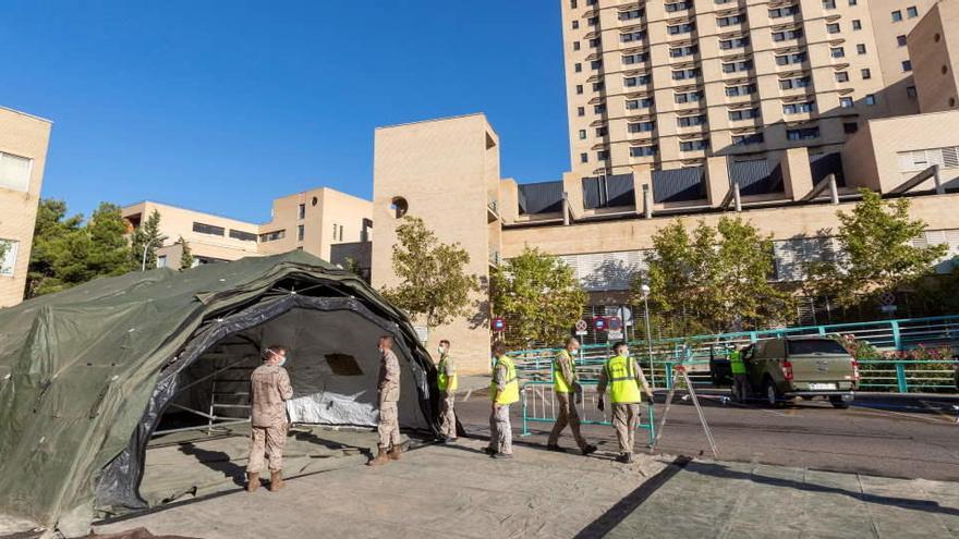 Preparación de una carpa de triaje en Zaragoza.