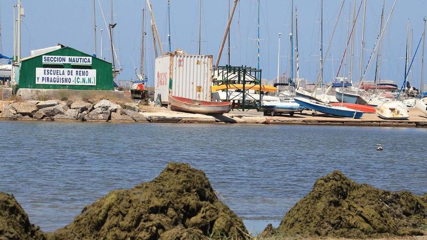 Edificaciones para servicios portuarios en uno de los canales de La Manga.