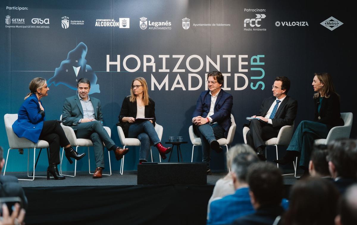 10.02.2026. MADRID. Ciclo HORIZONTE MADRID SUR. De izquierda a derecha, la periodista Fátima Iglesias; David Conde Rodríguez, alcalde de Valdemoro; Sara Hernández, alcaldesa de Getafe; Javier Ayala, alcalde de Fuenlabrada; Miguel Ángel Recuenco, alcalde de Leganés, y Candelaria Testa, alcaldesa de Alcorcón. Foto: Alba Vigaray