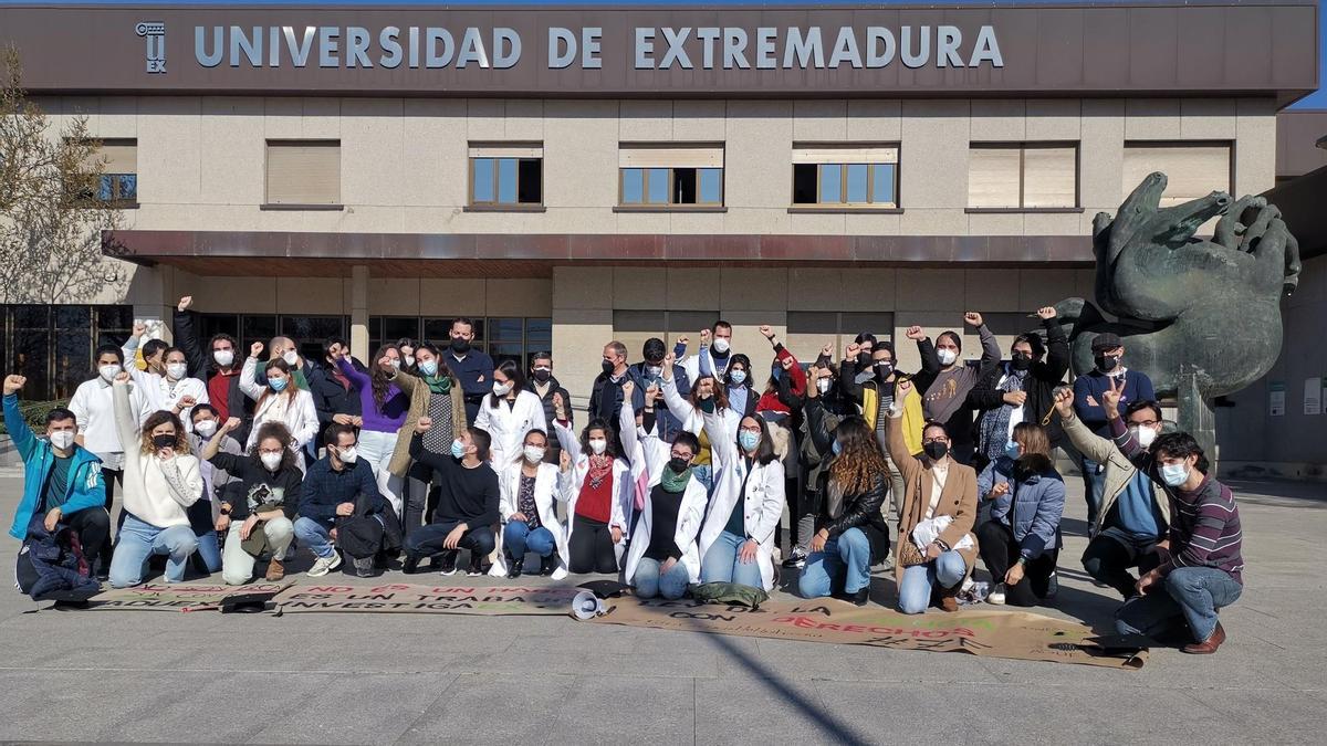 Protesta en Badajoz: Investigadores predoctorales y postdoctorales se concentraron ayer frente al Rectorado de la UEx.