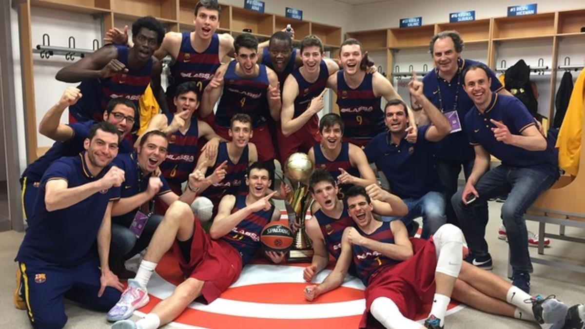 Los jugadores del Barça júnior posan con el trofeo de campeón en el Mercedes Benz Arena