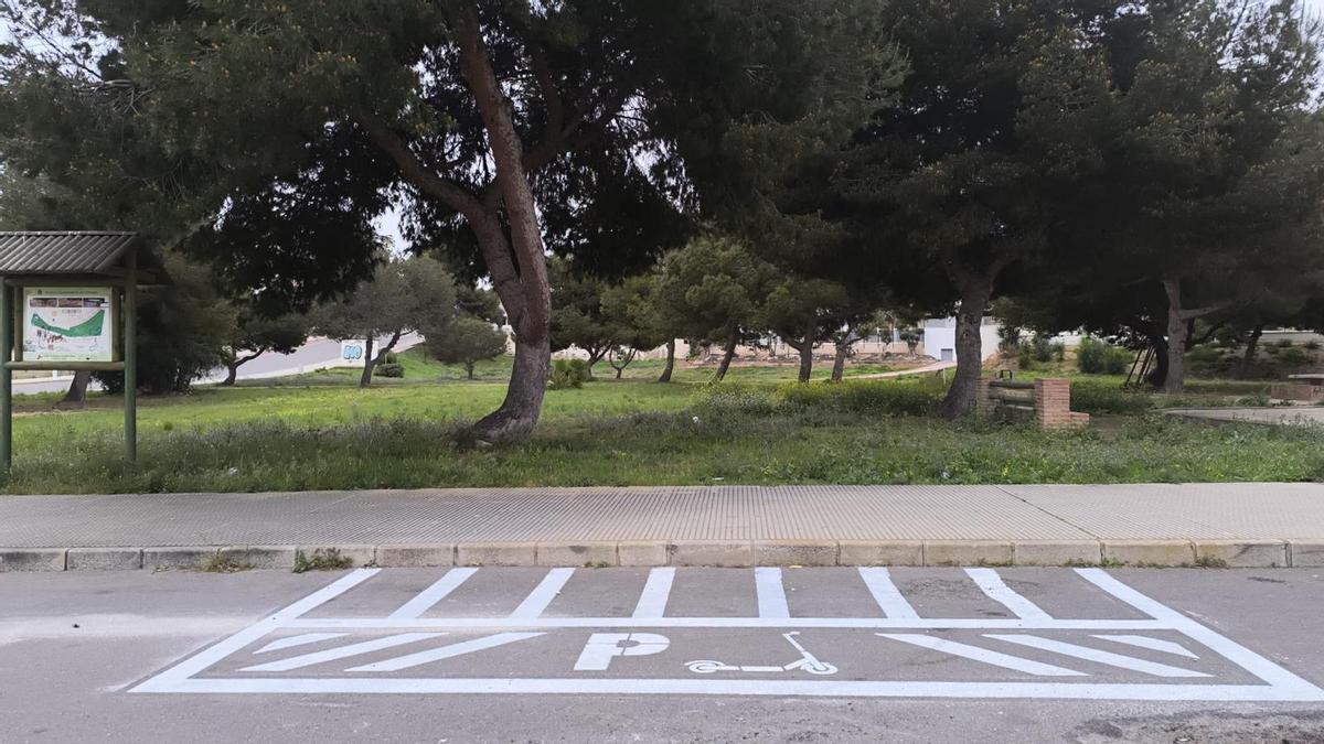 Uno de los puntos habilitados para estacionar los patinetes