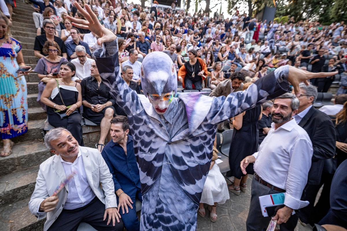 El alcalde Collboni con una de las palomas que reciben al público en esa versión de 'L'Òpera de tres rals' de Brecht en el Teatre Grec, producción inaugural que celebra los 50 años del festival y del Teatre Lliure.