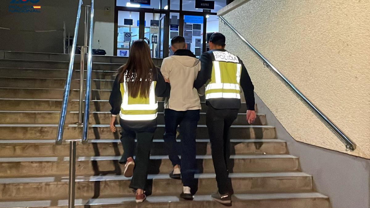 Agentes de la Policía Nacional trasladan detenido en Palma al peligroso fugitivo buscado por las autoridades belgas.