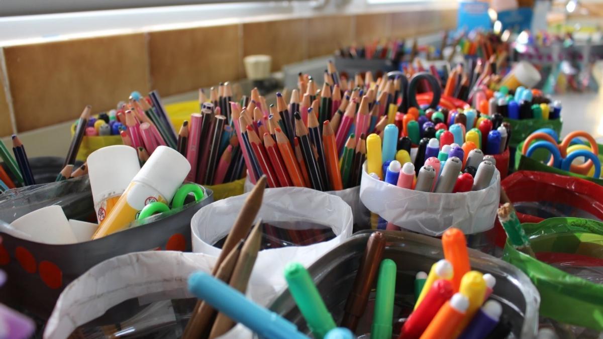 Material escolar en un centro de Educación Infantil.