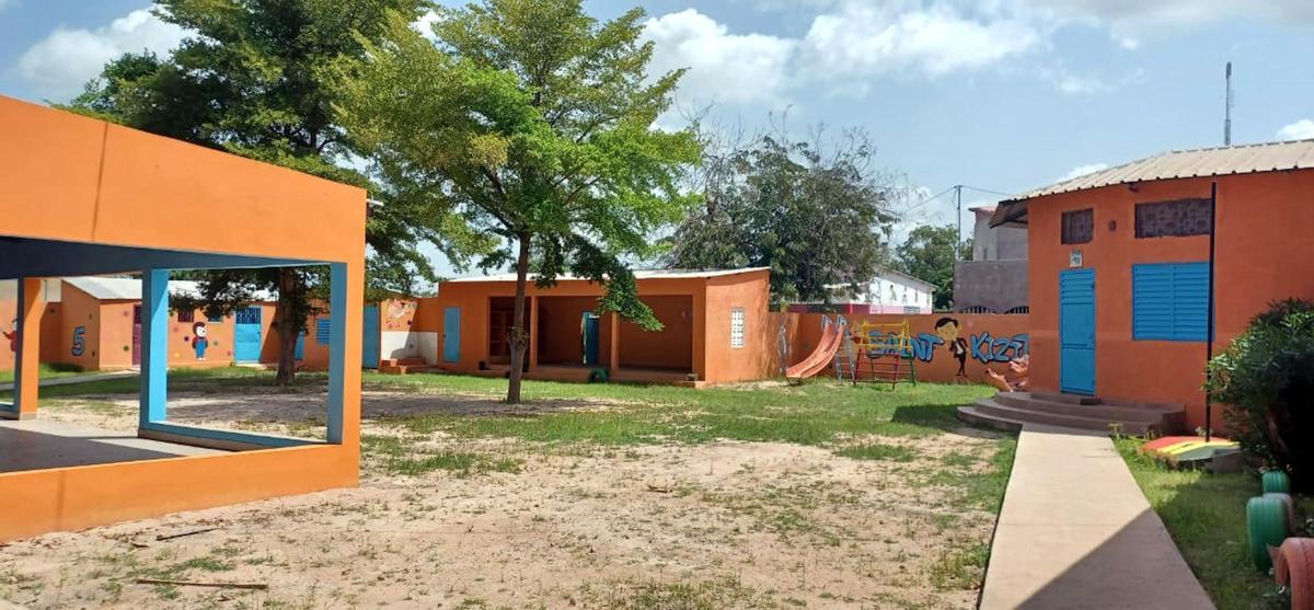 L'associació Bantandicori ha construït tres escoles a Diatock i ara treballa per impulsar un institut per a joves d'entre 12 i 16 anys.4473 aa41 eda421e1f3cd
