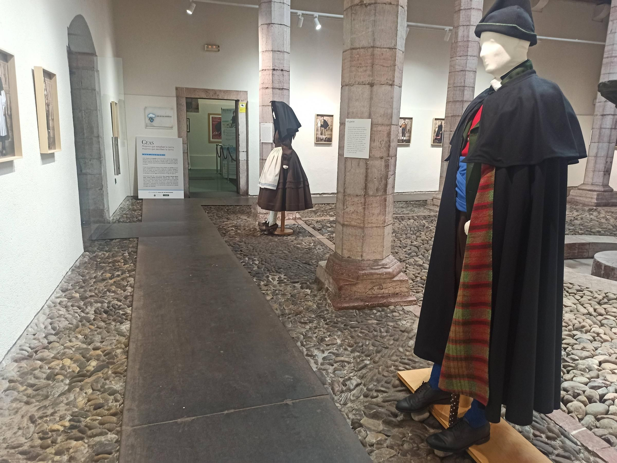 EN IMÁGENES | Así es la exposición "El vistir" sobre el traje tradicional asturiano