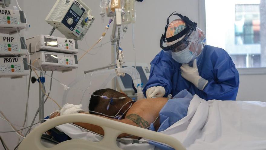 Un médico atiende a una persona con coronavirus en Buenos Aires.