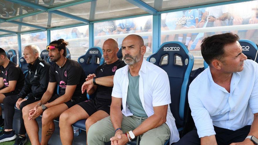 Paco Jémez en el banquillo junto al cuerpo técnico de la UD Ibiza. | J. A. RIERA