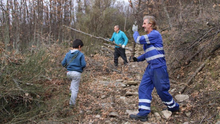 Dos adultos y un niño aprovechan el tiempo “bueno” para hacer acopio de leña. | Araceli Saavedra