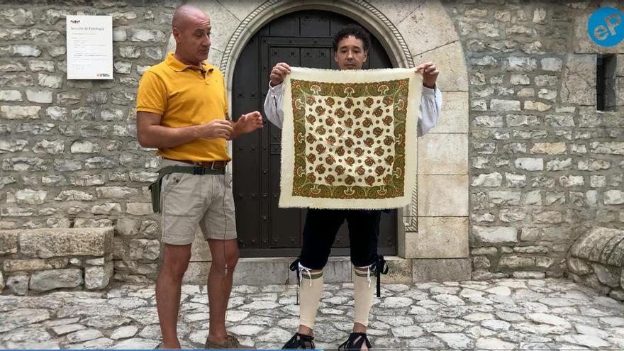 Así se coloca el pañuelo de cabeza para la Ofrenda de Flores