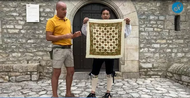 Así se coloca el pañuelo de baturro para la Ofrenda de Flores