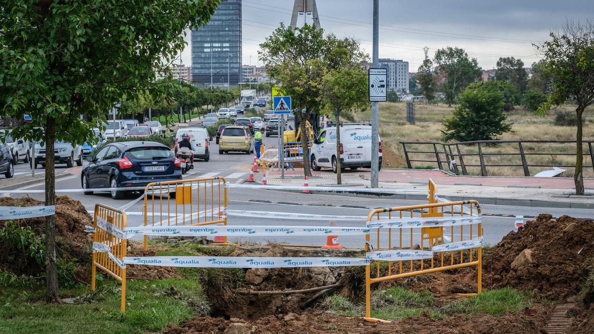 Socavón en la rotonda próxima de la avenida de Elvas.