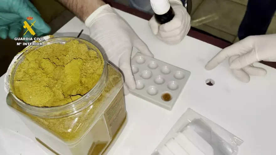 Vídeo | Así se desmanteló la nave de Badajoz de una red que traficaba con cocaína camuflada en botes de especias alimentarias