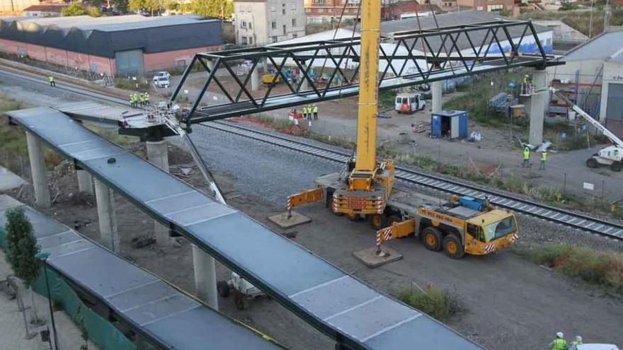 El PSOE exige un informe de la instalación de la pasarela peatonal sobre la estación de trenes