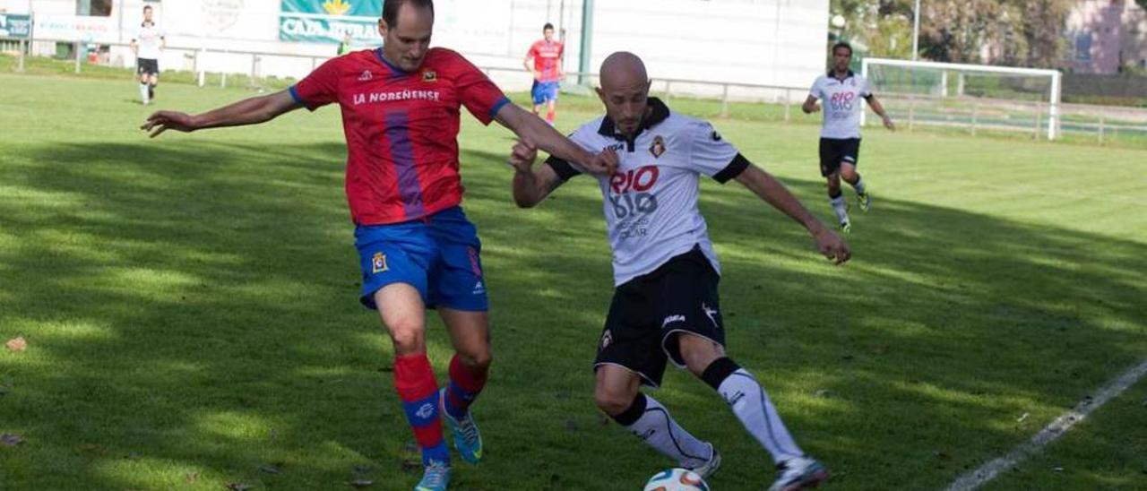 Óscar Pérez trata de controlar el balón ante Moisés, del Condal, en el duelo del pasado curso.