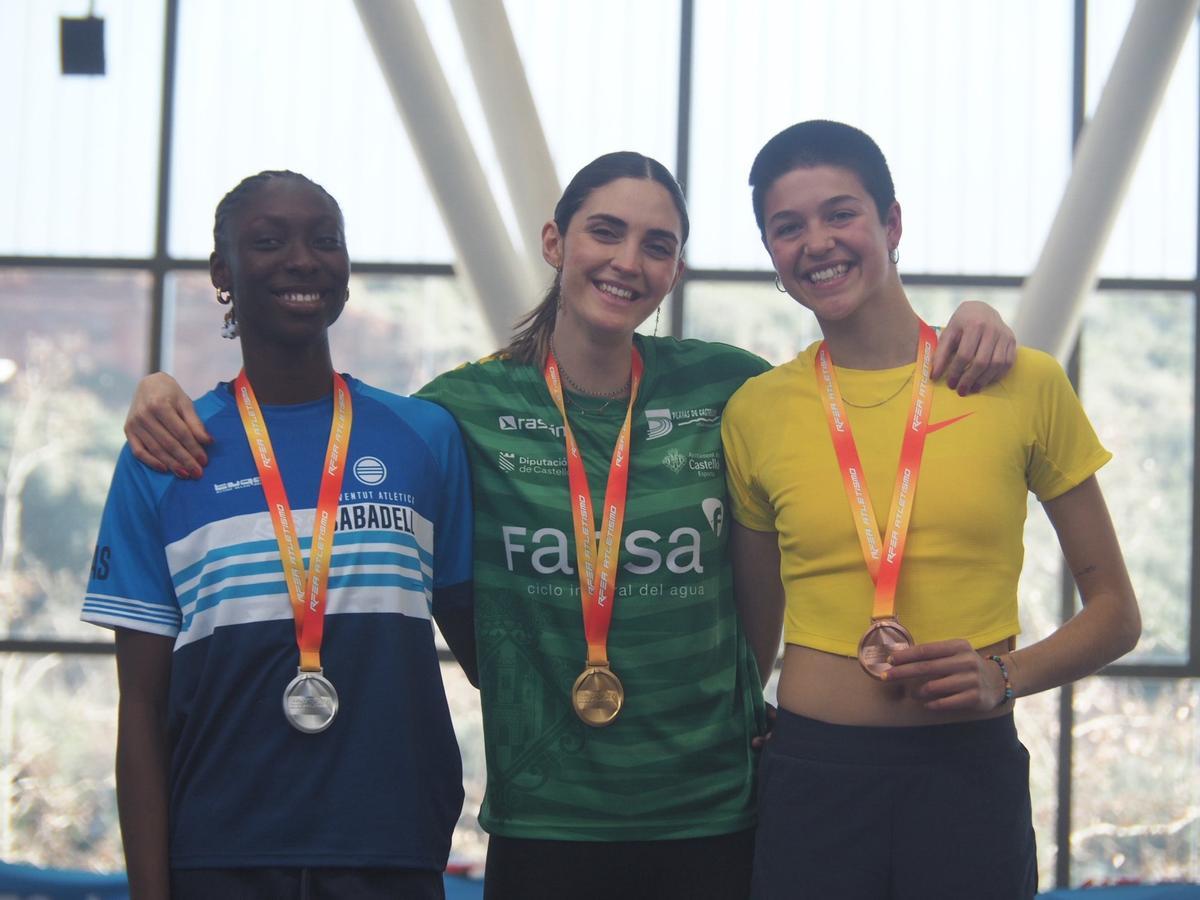 Ona Bonet, a la dreta del podi, amb Fatoumata Diallo i Laura Alegre
