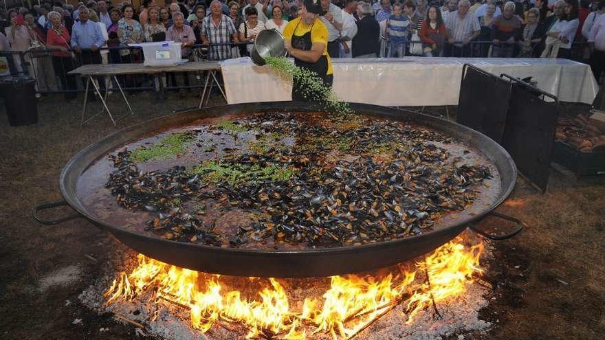 Preparación de la paella gigante en una edición anterior de la fiesta. // Bernabé/Javier Lalín