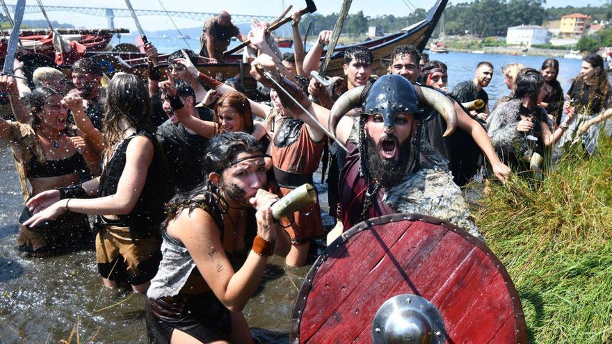 Desembarco vikingo de una edición anterior de la Romaría de Catoira, una fiesta de interés turístico internacional. | Gustavo Santos