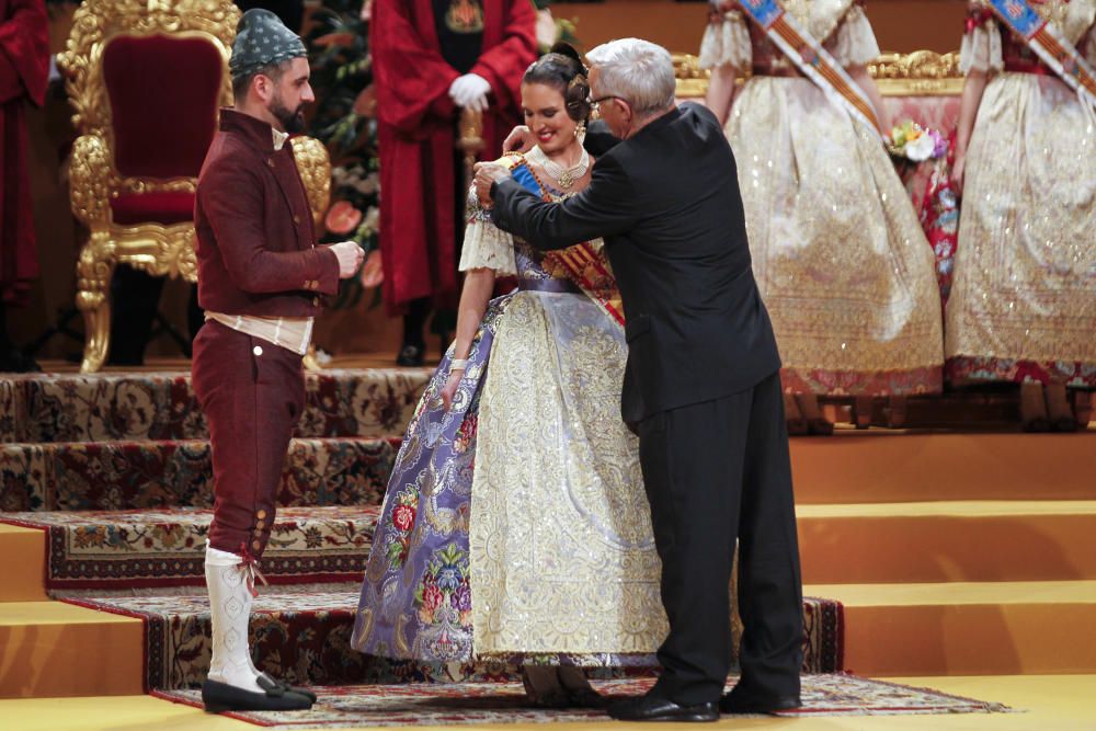 Fallas - Una joven perteneciente a las comisiones es nombrada reina de la fiesta con el nombre de Fallera Mayor de Valencia.