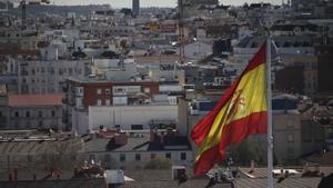 Archivo - La bandera de España en una visual de los  tejados de Madird desde la Torre Colón.