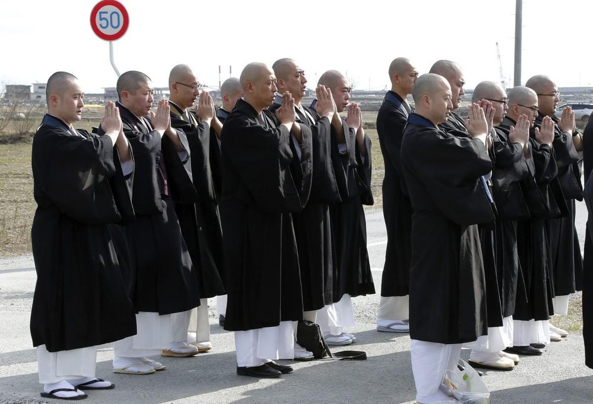 KMA11 NAMIE (JAPÓN) 11/03/2016.- Monjes budistas celebran una ceremonia en memoria de las víctimas del terremoto y posterior tsunami de hace cinco años en el distrito devastado de Ukedo, a cinco kilómetros de la central nuclear de Diichi en Fukushima hoy, 11 de marzo de 2016. Japón recordó hoy con un minuto de silencio el terremoto y el tsunami acaecidos hace justo cinco años, que dejaron más de 18.000 muertos y desaparecidos en el noreste de Japón y provocaron el accidente nuclear de la central de Fukushima. En los diversos actos celebrados por todo el país se guardó un minuto de silencio a las 14.46 hora local (05.46 GMT), momento exacto en el que el 11 de marzo de 2011 se registró el terremoto de 9 grados en la escala abierta de Richter que desencadenó la tragedia. EFE/Kimimasa Mayama