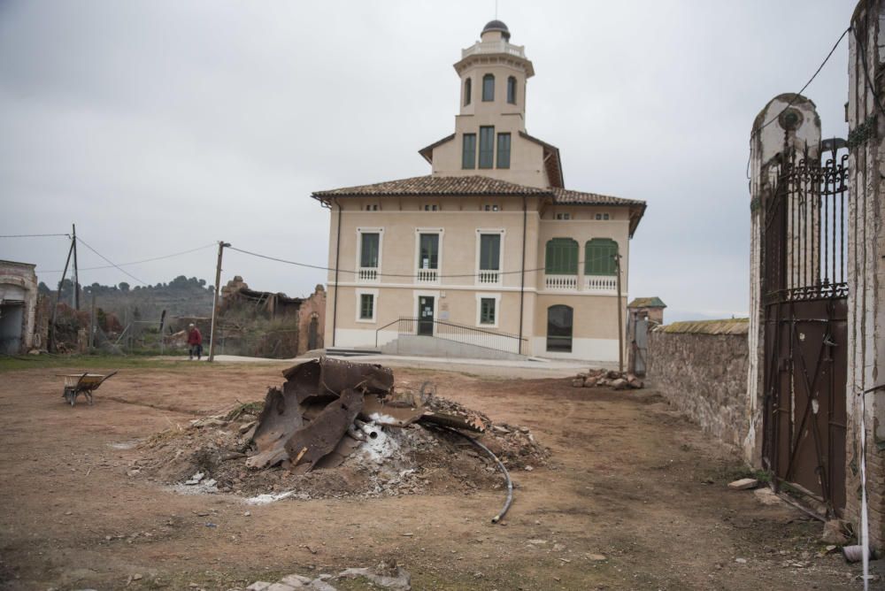 Cavalls i gossos a la torre Lluvià