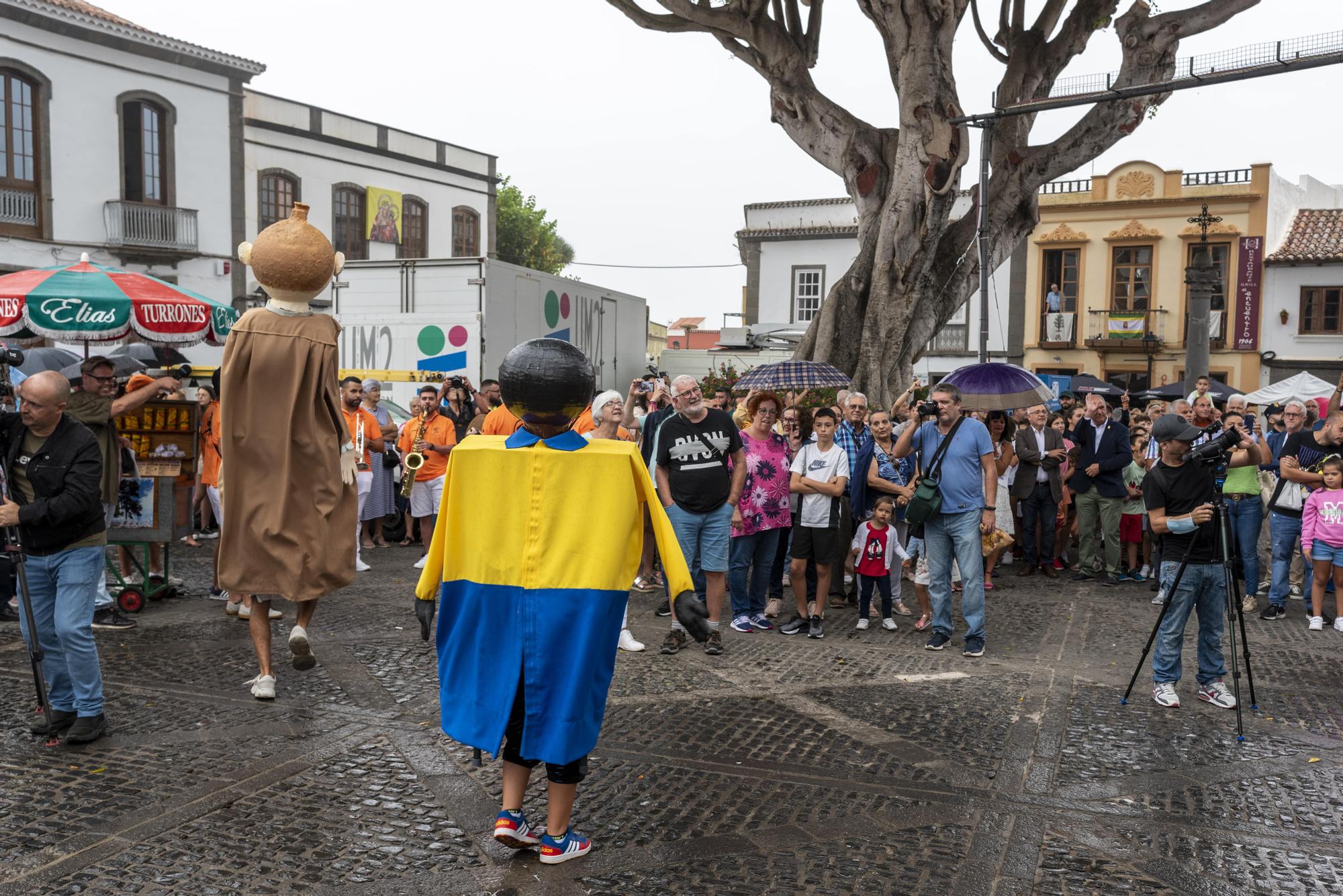 La bandera de las Fiestas del Pino 2022 ya ondea en lo alto de la basílica