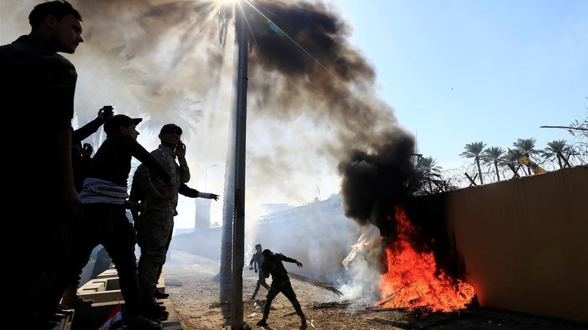 Manifestantes iraquís, frente a la Embajada de EEUU en Bagdad.