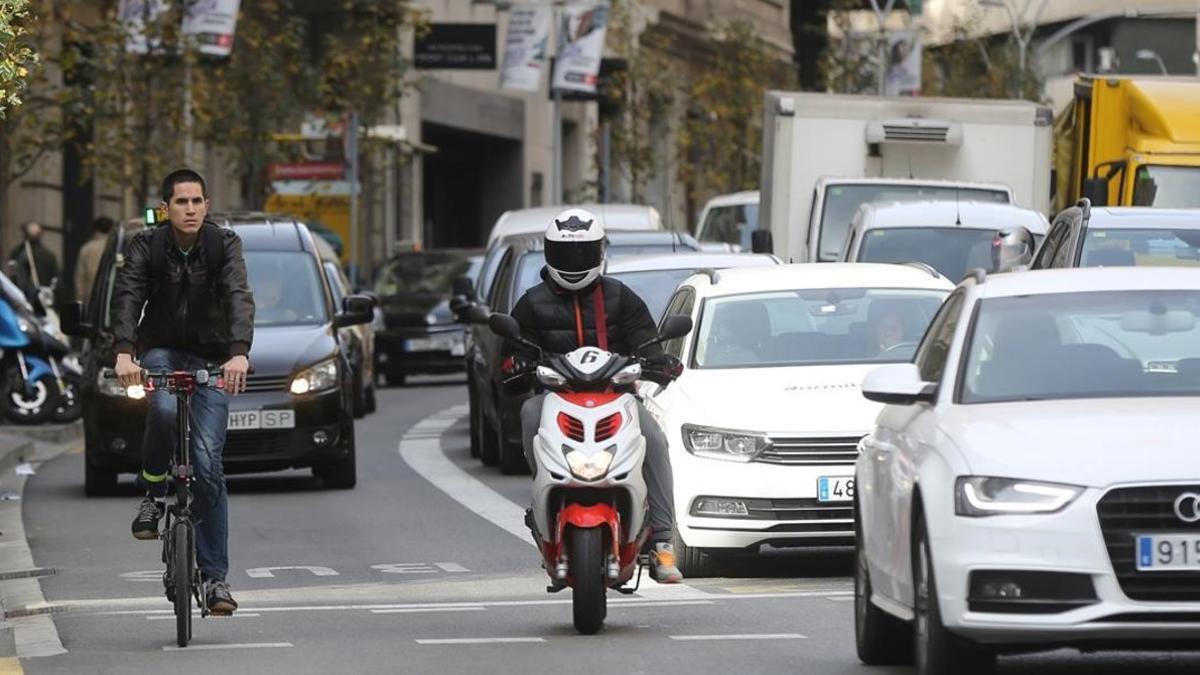 Un ciclista por la calle Balmes de Barcelona, en noviembre del 2015.