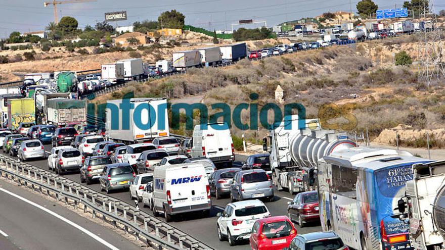 El accidente ha provocado retenciones kilométricas